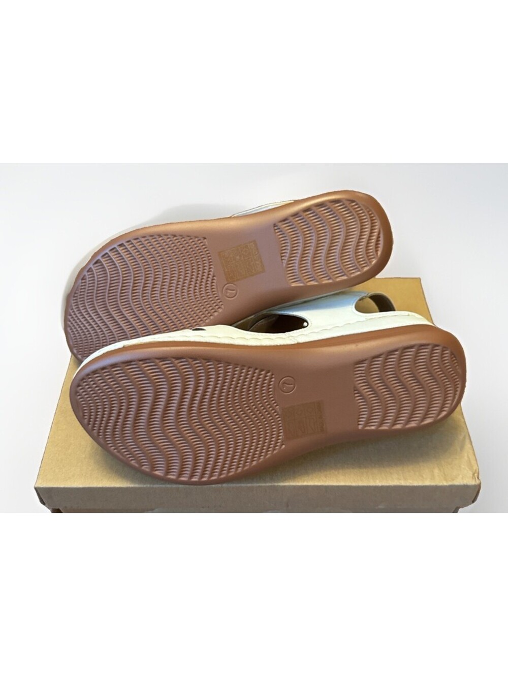 NIB Qierhaoo Ferry 3 White Women’s Sandals with Cushioned Footbed Size 7 - Picture 5 of 5